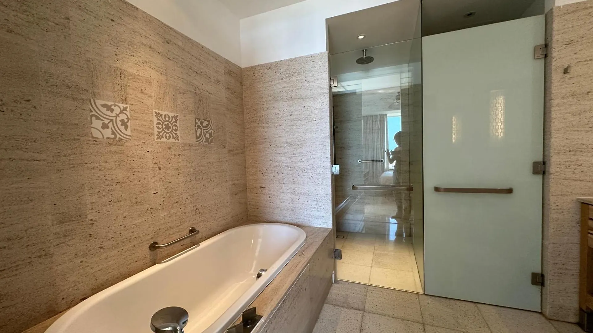 Seaside Serenity Residence - 2 Bedroom Apartment With Beach Access Da Nang